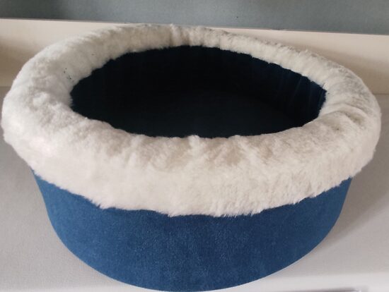Apaļa guļvieta ar pūkainu apmali
